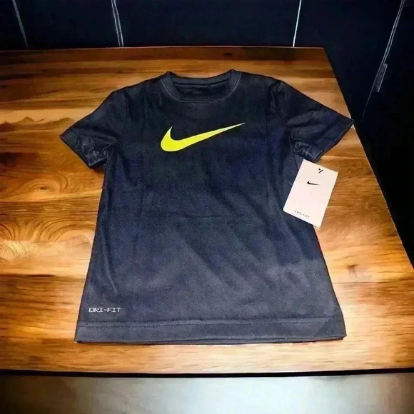🎄Nike tshirt boys - YXS 4 - Picture 1 of 3